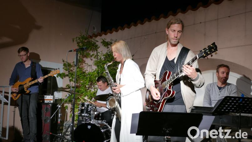 Zur Vorstellung ihres vierten Albums „This Time“ hat die Saxofonistin und Sängerin Stephanie Lottermoser vier vorzügliche Begleitmusiker nach Nabburg mitgebracht: (von links Thomas Stieger, Felix Lehrmann, Ferdinand Kirner und Andreas Kissenbeck). Bild: kbw