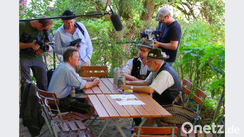 Während sich (sitzend, von links) Stofferl Well, Hobbo Royer und Sepp Lösch angeregt über das Sudern unterhalten, fängt das Fernsehteam ihren Austausch in Bild und Ton ein. müb