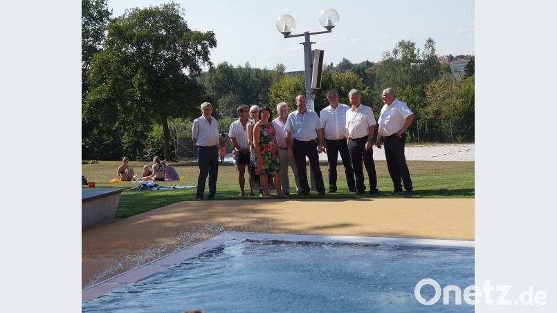 MdL Hubert Aiwanger (Mitte) sowie MdL Joachim Hanisch (Zweiter von rechts) zeigten sich von der neuen Kleinkinderanlage des Freibads angetan. weu