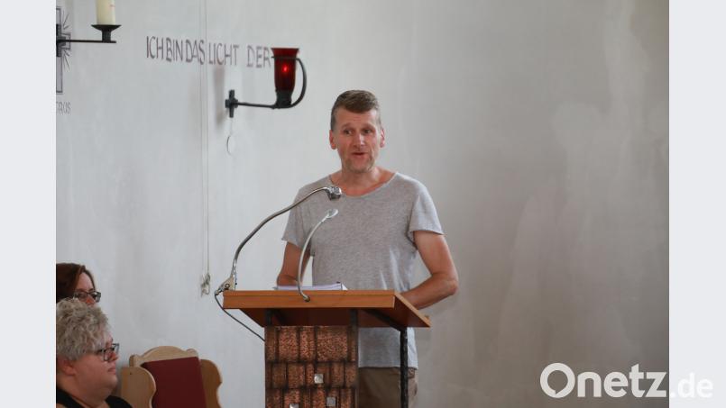 Organisator Wolfgang Göldner trug nachdenkliche und einfühlsame Texte zwischen den Musikstücken vor. njn