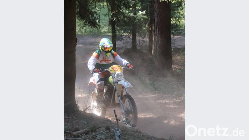 Jürgen Petry vom AMC Hohe Aßlitz treibt hier sein AIM-Motorrad der Klasse bis 80 Kubik und bis Baujahr 1982 die steile Auffahrt nach der Sonderprüfung hinauf. mfh
