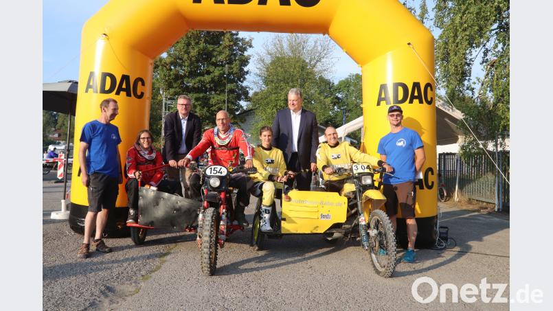 Start mit Landrat Richard Reisinger (Dritter von rechts) und Bürgermeister Michael Göth (Dritter von links). mfh