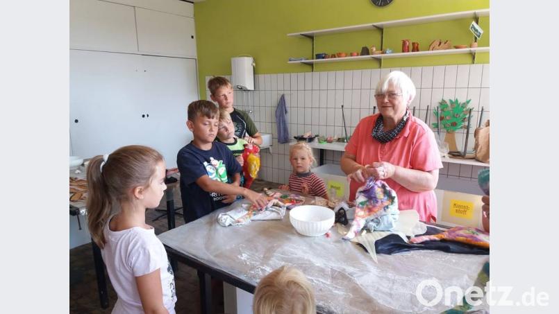 Der letzte Schritt, bevor die Wärmflasche fertig ist: Das Befüllen mit Kirschkernen. lym