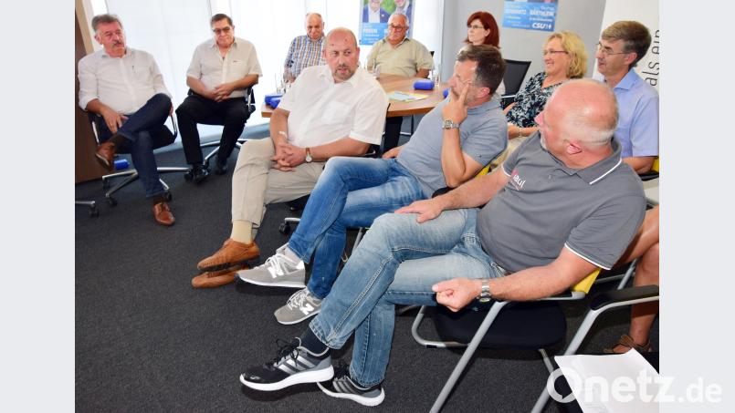 Zwischen den Unternehmern entwickelt sich ein reger Austausch über die Situation von Handwerk und Mittelstand. no