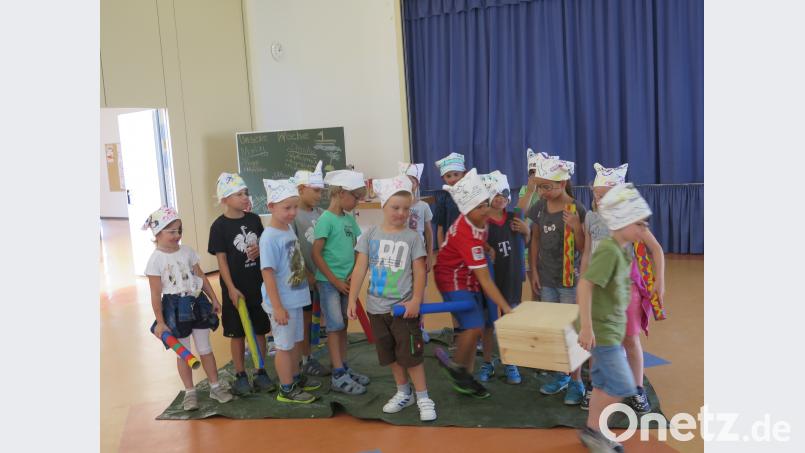 Schnell bringen die schlauen Seeräuber den geraubten Schatz in Sicherheit. jzk