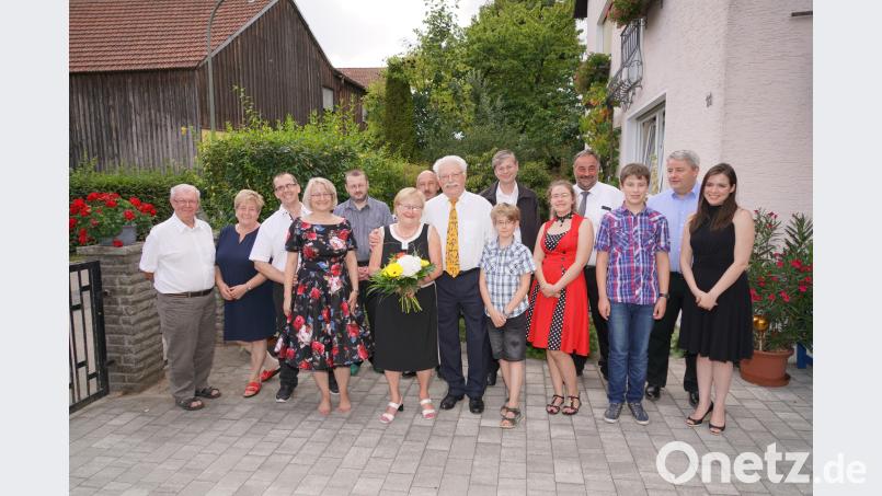 Margarete und Georg Schmidbauer (vorne Mitte) feiern goldene Hochzeit fvo
