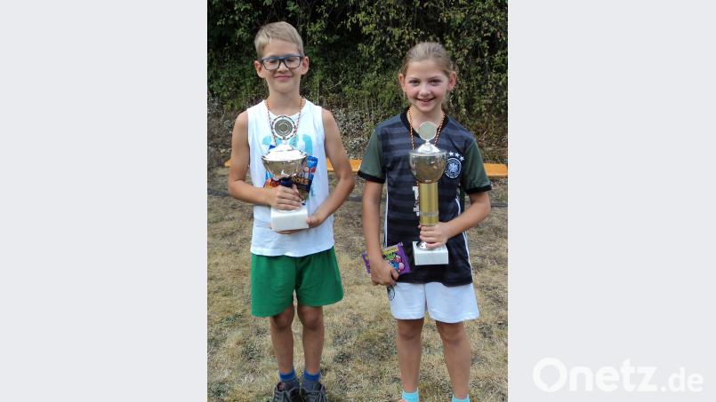 Die Pokalsieger Hannah Schmidberger und Elias Arnold. ksi