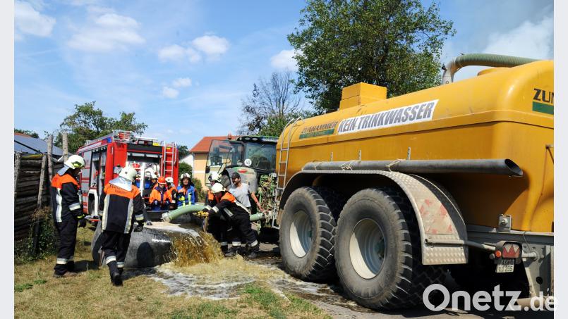 Unermüdlich schafften die Landwirte mit Güllefässern Löschwasser herbei. Gerhard Franz