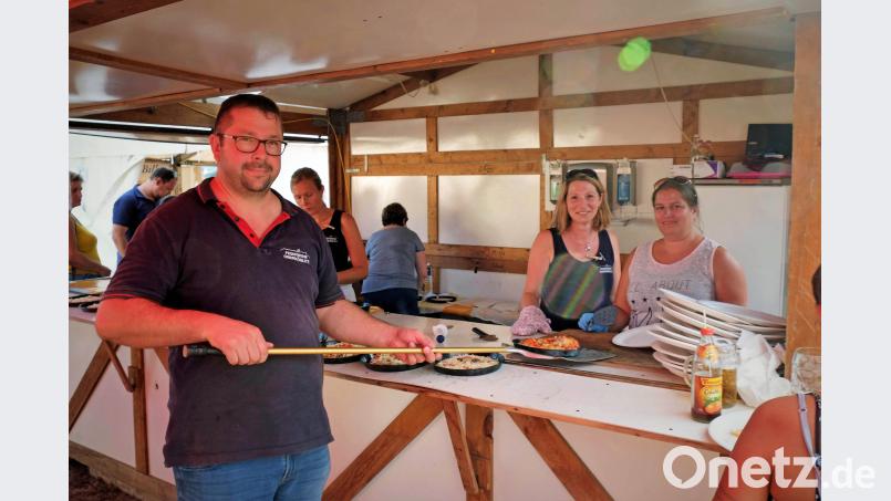 Thomas Schwarz befüllte unermüdlich den Pizzaofen. twi