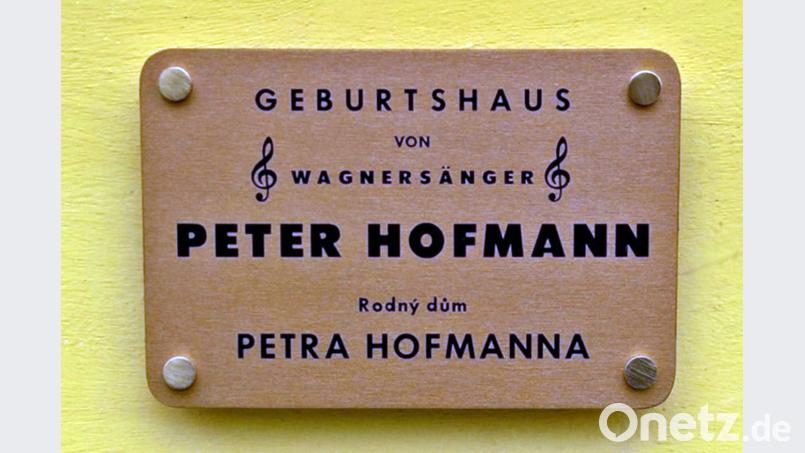 Die Erinnerungstafel hängt seit kurzer Zeit am Geburtshaus von Peter Hofmann in Marienbad. stg