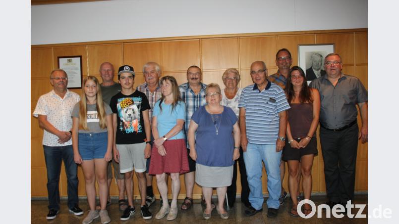 Bürgermeister Josef Reindl ehrt im Beisein von Pia Fischer vom Badpersonal und Bademeister Bernd Pröm (von rechts) sowie dem Verwaltungsangestellten Dietmar Krisch (links) einige Camper, die der Schnaittenbacher Anlage teils bis zu 35 Jahre die Treue halten. ads