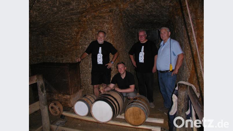 Burkhard Nöth, Hadrian Bromma, Bernhard Bromma und Thomas Obermüller (von li nks) sind stolz auf die besonderen Fässer.. . gis