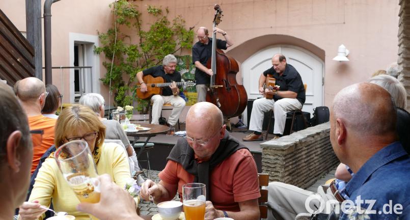 Ferry Baierl, Reinhold Grassl und Roland Schrüfer zaubern mit Django Reinhardts Swingmusik eine absolut lockere Stimmung zuim Frühschoppen der Schmidtsommernächte. Bild: kbw