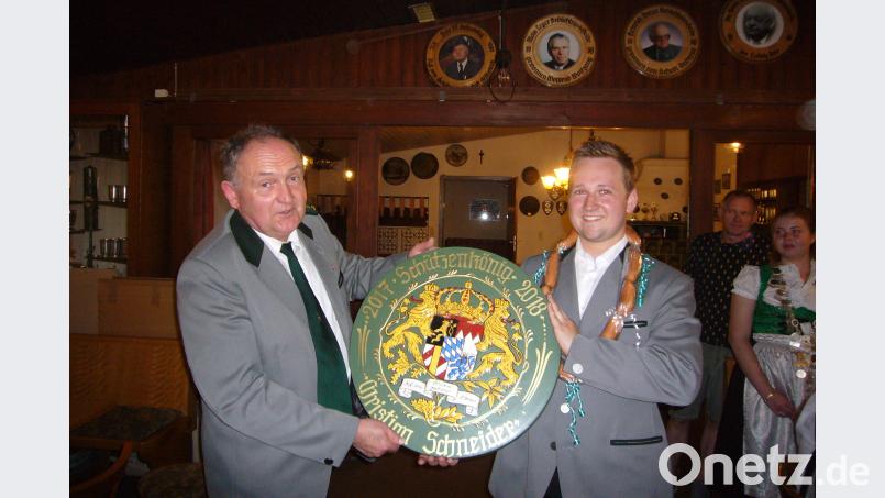 Der scheidende Schützenkönig Christian Schneider (rechts) erhielt eine wertvolle handbemalte Keramikscheibe von Schützenmeister Wolfgang Friedl. jr