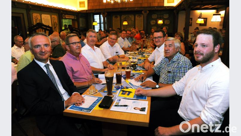 Wahlkampfauftakt der CSU-Kreisverbände Amberg und Amberg-Sulzbach (von links): Harald Schwartz, Martin Preuß, der Amberger CSU-Stadtverbandsvorsitzende Stefan Ott, Oberbürgermeister Michael Cerny, Patrick Fröhlich, Vorsitzender des CSU-Kreisverbands Amberg-Sulzbach, MdB Alois Karl und Bezirkstagskandidat/JU-Kreisvorsitzender Henner Wasmuth. gf