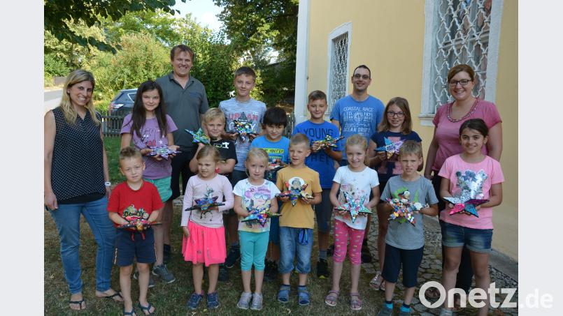 Stolz präsentieren die Kinder ihre Kunstwerke. Insgesamt 24 Kinder kommen in den Genuss dieses Angebots mit Ronald Gruber (hinten, Zweiter von rechts). Das Bild zeigt die Teilnehmer des zweiten Kurses. Unterstützt wurden sie von Michaela Teubner (links) und Michaela Burger (rechts). Jugendbeauftragter Martin Teubner (Zweiter von links) dankte dem Kinderchor für ein tolles Angebot. jr