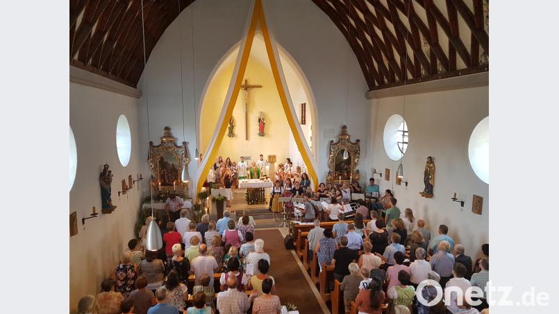 Sehr bewegungsfreudig ging es beim Gottesdienst mit Pater Ferdinand aus dem Kongo mit afrikanischen Liedern durch die Gruppe Taktvoll unter der Leitung von Martina Irlbacher zu. Sie verbreiteten eine besondere Atmosphäre. gi