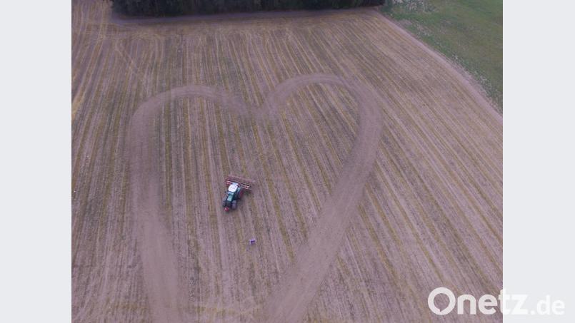 Barbara Widtmanns Vater Michael Becher hat ein Herz auf ein Stoppelfeld gegrubbert. Michael Ascherl