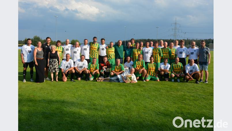 Die beiden Altherrenmannschaften des TSV Konnersreuth und TJ Sokol Tepla trugen am Samstagnachmittag ein Fußball-Freundschaftsspiel aus, das schiedlich friedlich 4:4 endete. Schiedsrichter war der Konnersreuther Bürgermeister Max Bindl (Mitte), links neben ihm Teplas Bürgermeister Karel Hermann. TSV-Vorsitzender Maximilian Siller (3. von links) und sein Team bewirteten beide Mannschaften. jr