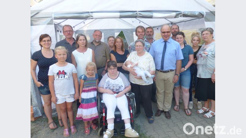 Die sehr vitale Jubilarin Margareta Lindner mit ihrem Urenkel, Bürgermeister Karl Liegl (rechts davon) und Pfarrer Alfons Forster (Fünfter von links) ihre Kinder, Enkel und ihre Schwestern. sl
