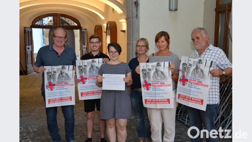 Armin Rüger (SPD), Marius Brey, Eva Kappl (beide von der Partei Die Linke), Andrea Tresch (Schädel- Hirnpatienten in Not) sowie Gabriele Mutzbauer (Bündnis 90/Die Grünen) und DGB-Ortskartellvorsitzender Wolfgang Berndt (von links), ebenfalls von der Linkspartei, werben für das Volksbegehren „Stoppt den Pflegenotstand“. wpt