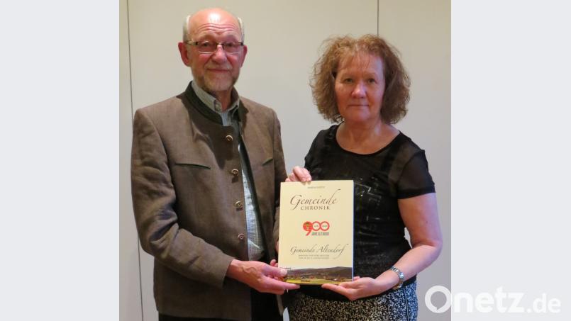 Maria Goetz, Tochter des früheren Bürgermeisters Hubert Goetz, hat nach jahrelangen Recherchen in Staats- und kirchlichen Archiven zum 900-jährigen Ortsjubiläum eine umfassende Gemeindechronik erstellt. Sie umfasst zwei Bände und wird natürlich auch bei Bürgermeister Georg Köppl einen Ehrenplatz bekommen. Köppl