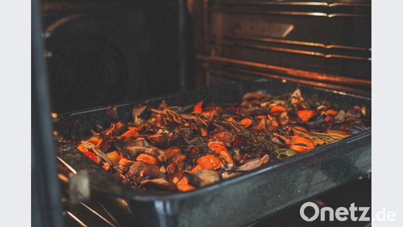 Zum bunten Gemüse aus dem Backofen wird aromatischer Kräuterquark gereicht. Lukas Meister