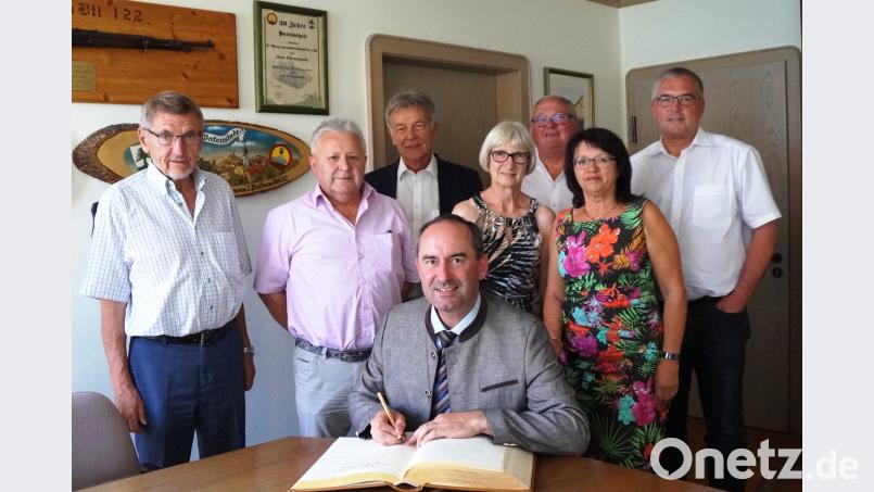 Bürgermeister Heinz Weigl (Dritter von rechts), seine Stellvertreter Christa Zapf und Peter Forster sowie Fraktionsvertreter Josef Lohrer (links) freuten sich über den Eintrag von MdL Hubert Aiwanger (sitzend) in das Goldene Buch. MdL Joachim Hanisch (Dritter von links) sowie Bürgermeister und Kreisrat Richard Tischler (rechts) und Kreisrätin Maria Schlögl (Zweite von rechts) begleiteten den Bundesvorsitzenden der Freien Wähler bei seinem Besuch in der Eisenbarth-Stadt. weu
