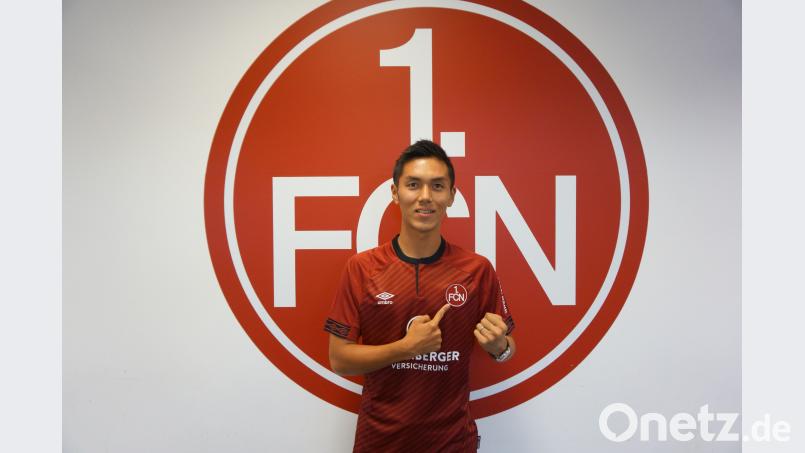 Yuya Kubo vor dem Club-Emblem: Der Japaner wurde für die Kreativabteilung des Bundesligaaufsteigers verpflichtet. exb