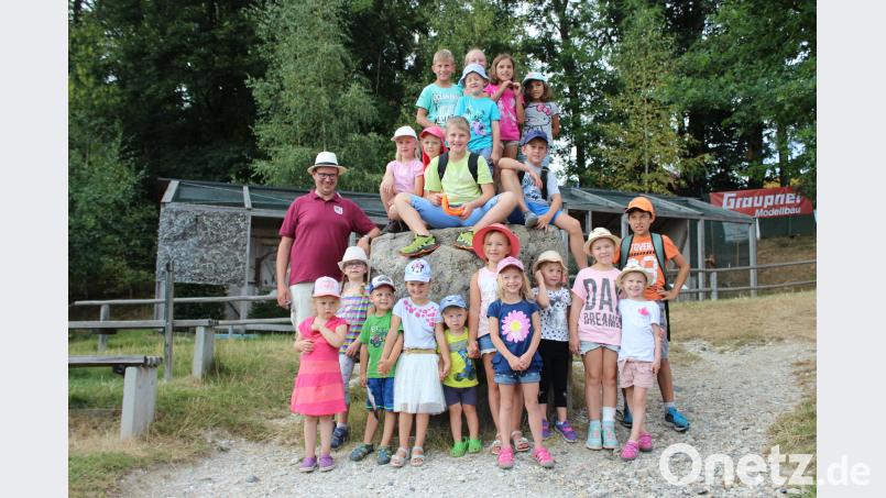 Die fröhliche Kinderschar mit dem Vorsitzenden des Pechlattenfixner Dorftheaters, Thomas Flügel. exb