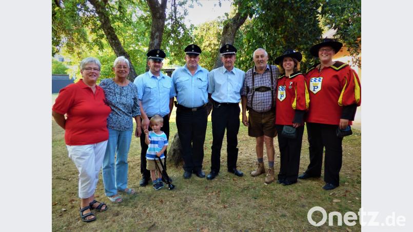 Groß war die Schar der Gratulanten. Die Feuerwehr ließ ihren Ehrenkommandanten hoch leben und auch für den Spielmannszug war es Herzenssache, ihrem "Fred" Glückwünsche zu überbringen. mng