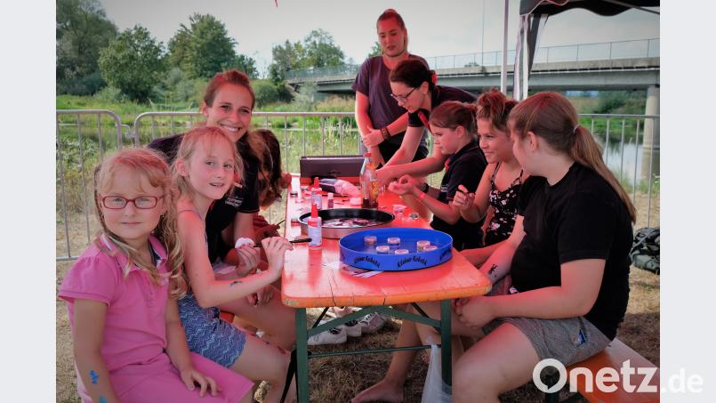 Die Mädchen hatten Freude an ihren aufgemalten Tattoos. twi