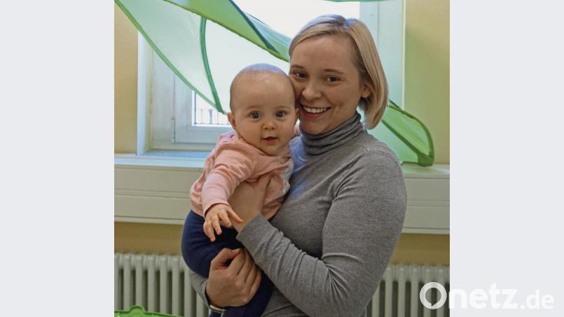 Vanessa Kerscher mit ihrer Tochter Amilia im Eltern-Kind-Zimmer an der OTH in Weiden. Bild: OTH Amberg-Weiden