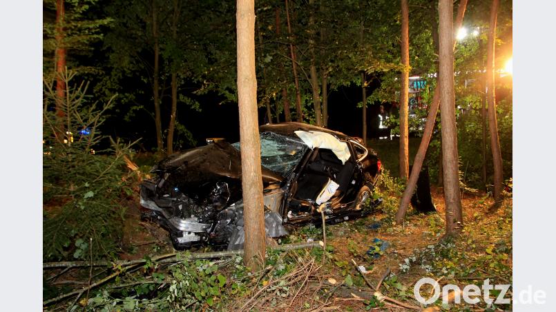Bei einem Unfall im Schwaighauser Forst wurden drei Menschen schwer verletzt. Bild: Alexander Auer