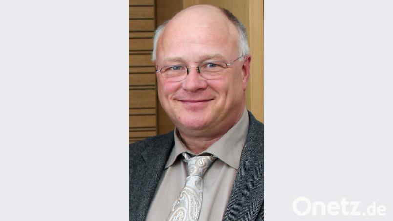 &quot;Der Bach bleibt, wie er ist&quot;, informiert Leitender Baudirektor Henner Wasmuth und kündigt den Bau einer Brücke an. Bild: tr