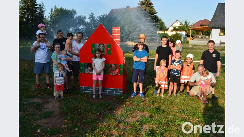 Spaß und Unterhaltung wird den Kindern aus Mockersdorf beim Ferienprogramm der Feuerwehr geboten. Vor allem die Wasserwand (im Hintergrund mit Regenbogen) sowie das Löschen eines Hauses sorgen bei den Kindern für große Freude. Kommandant Gerhard Müller (links) und Vorsitzender Gerhard Müller (rechts) hatten die Aktionen vorbereitet. Bild: ww