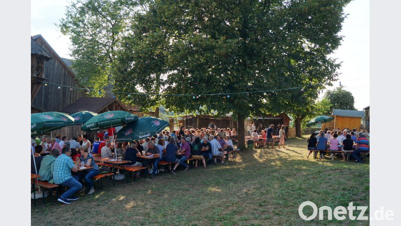 Die Plassenberg-Schützen freuten sich, dass so viele Besucher trotz des heißen Wetters den Weg in den Moasterbauern-Garten hinter der Raiffeisenbank gefunden hatten. Bild: sgs