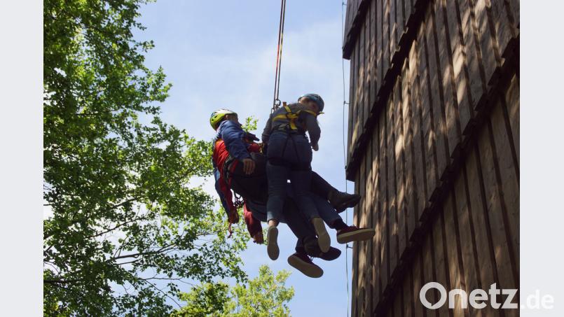 Bei der Jahreshauptversammlung dankte Gerald Reiter der Bergwacht, die beim Turmjubiläum im vergangenen Mai für besonders Mutige das Abseilen vom Turm ermöglichte. Bild: mmj