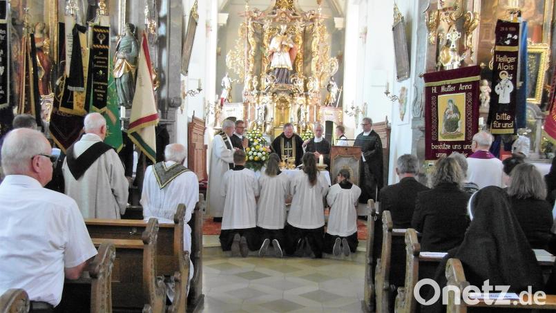 Viele Zelebranten sind zum Requiem von Pfarrer i.R. Alois Hofmann gekommen, an den Seitenaltären stehen Abordnungen mit Vereinsfahnen. Bild: hl
