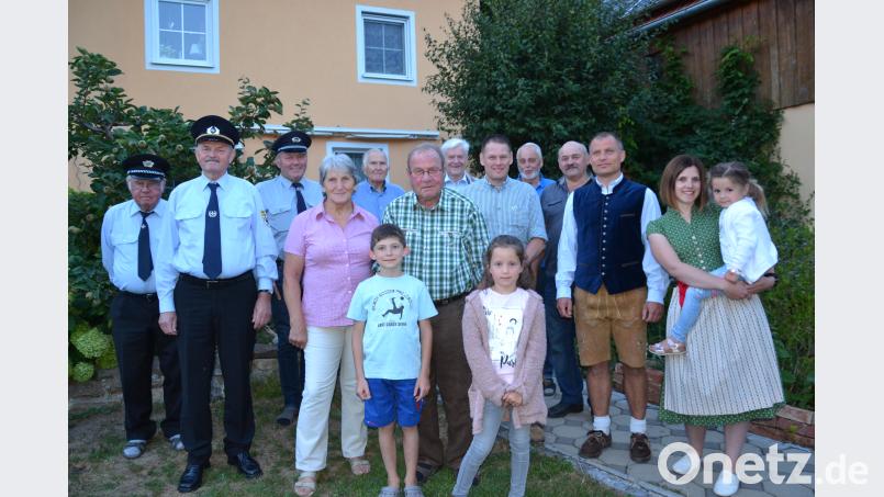 Groß war die Schar der Gratulanten die dem „Krämer Rudi“ zum 75. Geburtstag die besten Glück- und Segenwünsche überbrachten. Allen voran seine Frau Marianne, die Kinder mit Familien sowie der jüngste Enkel und die Urenkelinnen. Bild: gi