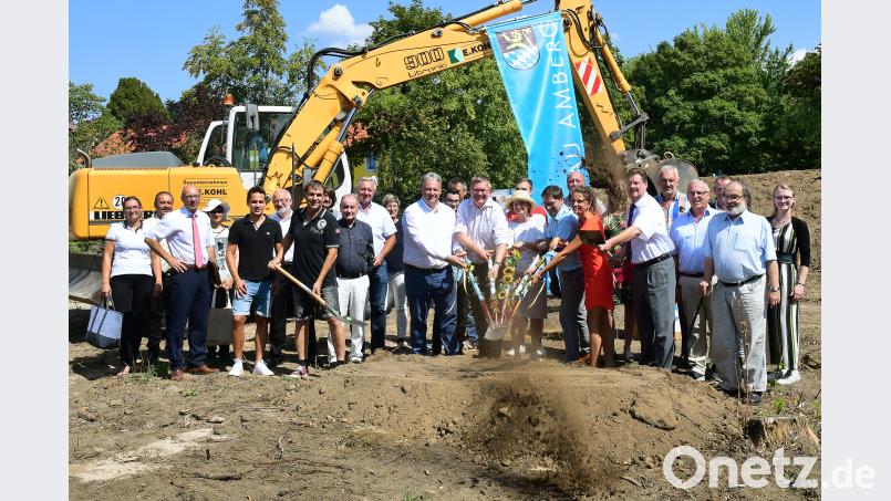 Für die Verwirklichung des neuen Bergsteigs packen alle mit an: Eduard Kohl aus Hahnbach als ausführender Bauunternehmer (links mit Schaufel), Landrat Richard Reisinger, OB Michael Cerny (Zweiter und Dritter von links mit Schaufel) und Maximilian Hahn von der Stadtbau GmbH (rechts mit Schaufel) und weitere Beteiligte. Bild: Petra Hartl