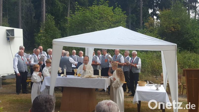 Den Gottesdienst zum Pfarrfest in Mähring zelebrierte Pfarrer Armin Maierhofer. Bild: exb