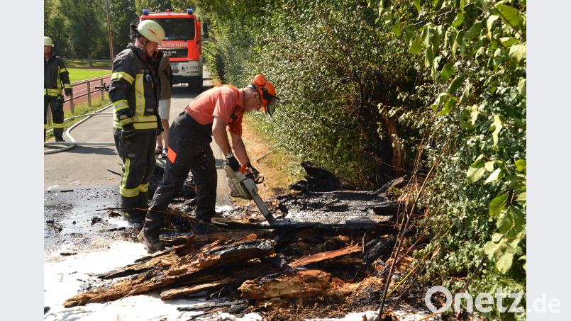 Bademeister Andreas Baierl, Feuerwehr und Bauhofmitarbeiter müssen die völlig abgebrannte Weide zerlegen und entsorgen. Bild: hcz