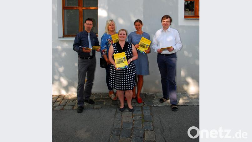 Direkt an der Nahtstelle zwischen dem katholischen und dem evangelischen Teil der alten Lateinschule machen (von links) Markus Lommer, Martina Herbst, Nicole Mende, Martina Windisch-Keck und Pfarrer Roland Kurz Werbung für den Tag des offenen Denkmals. Bild: Bild: Andreas Royer