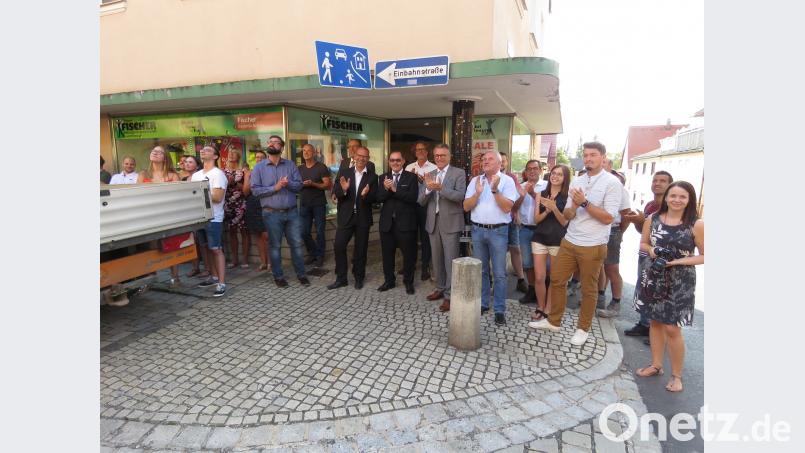 Zahlreiche Gäste beklatschen die Worte des Zimmerermeisters, der von hoch oben auf dem Gerüst beimTrinkspruch gleich drei Gläser Sekt zu Bruch gehen lässt. Bild: ubb