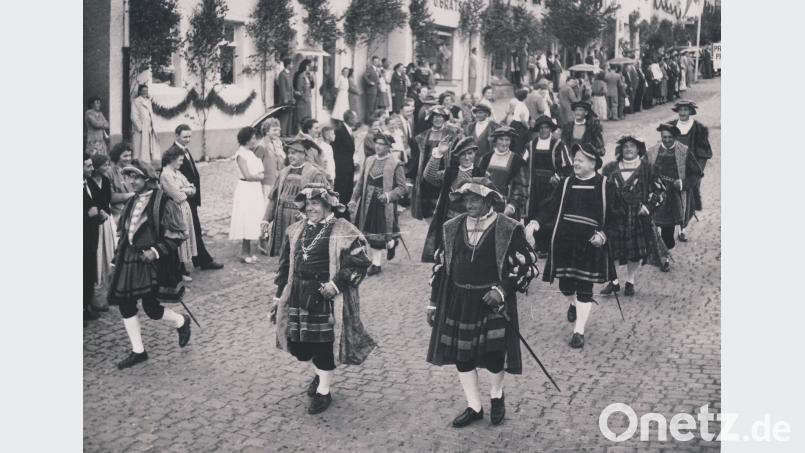 Ein Festzug, der die Geschichte Eschenbachs von den Römern bis ins 19. Jahrhundert thematisiert, lockt beim Stadtjubiläum 1958 zahlreiche Bürger auf die Straßen. Unser Bild zeigt Bürgermeister Walther Ficker (vorne, Mitte) und den Stadtrat in historisierenden Kostümen – die allerdings eher dem Magistrat der Stadt Nürnberg um 1500 entsprechen als einem Markt von etwa 300 Einwohnern um 1358. Bild: exb