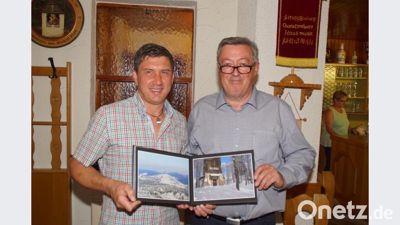 Hermann Markgraf (rechts) hat anlässlich des 35-jährigen Bestehens des Böhmerwald-Aussichtsturm einen Bildband erstellt, den er Bürgermeister Gerald Reiter präsentierte. Bild: mmj