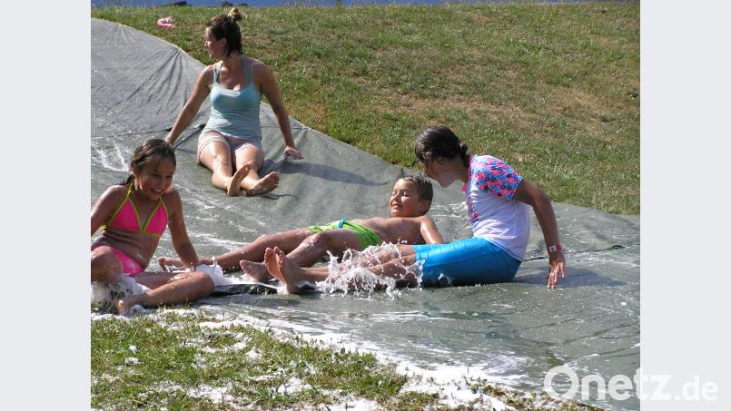 Besonders begeistert waren die Kinder von der Wasserrutsche. Auf einer Folie, befeuchtet mit Wasser und Spülmittel, bildete es die ideale Rutschbahn. Bild: öt