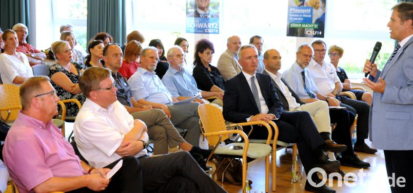 Der Patienten- und Pflegebeauftragte der Bayerischen Staatsregierung, Hermann Imhof (stehend), muss sich deutliche Kritik einer mangelnden politischen Unterstützung der Belange der Altenpflege anhören. Bild:  Stephan Huber