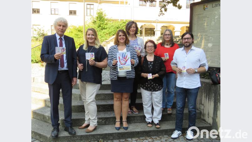 Landrat Wolfgang Lippert, Sabeine Frank, Astrid Bösl, Elisabeth Scherb, Marianne Fütterer und Gisela Worf (v. li.) sind stolz auf das beeindruckende Layout, das Stefan Malzer (re.) für das Netzwerk "Prävention sexualisierte Gewalt für den Landkreis Tirschenreuth" konzipiert hat. Bild: ubb